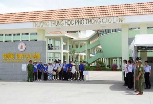 Lực lượng Công an cơ sở bảo đảm trật tự, an toàn giao thông tại khu vực điểm thi.