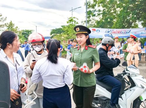 Tuổi trẻ Công an TP Cần Thơ hỗ trợ, tiếp sức cho thí sinh.