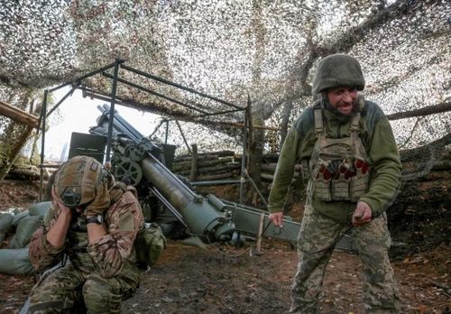  Lính Ukraine nã trọng pháo M114, do phương Tây tài trợ, tại tiền tuyến gần Pokrovsk, thuộc Donetsk 