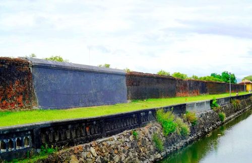 Đoạn tường hộ thành hào được sửa chữa mới đây khiến cộng đồng có nhiều ý kiến trái chiều về sự tương phản