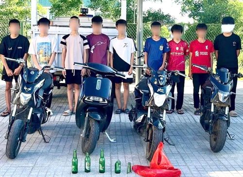Một nhóm thanh thiếu niên tại xã Cẩm Xuyên chuẩn bị hẹn đánh nhau thì bị phát hiện