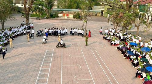 Công an Hà Tĩnh mở lớp dạy lái xe môtô trong trường học để nâng cao ý thức chấp hành luật lệ ATGT cho học sinh