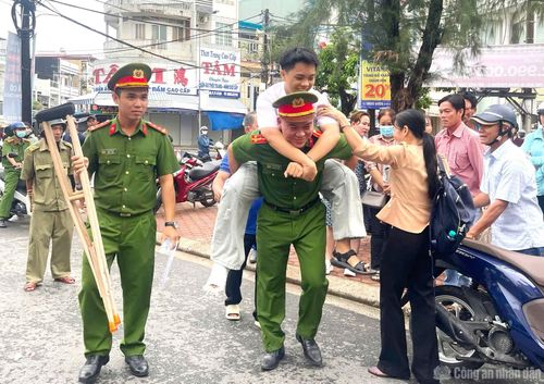 Em Lê Đăng Khoa được cán bộ Công an cõng đến phòng thi trong suốt thời gian kỳ thi THPT 2026.