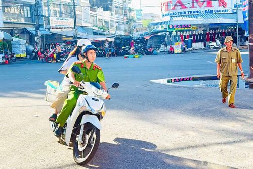 Đại úy Văn Minh Cảnh, cán bộ Công an phường An Xuyên dùng xe chuyên dụng chở thí sinh đến điểm thi Trường THPT Hồ Thị Kỷ đúng giờ.