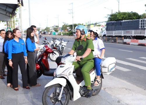 Em Trương Thị Thùy Dương được cán bộ Công an xã chở đến điểm thi Trường Dân tộc nội trú Bạc Liêu đúng giờ.