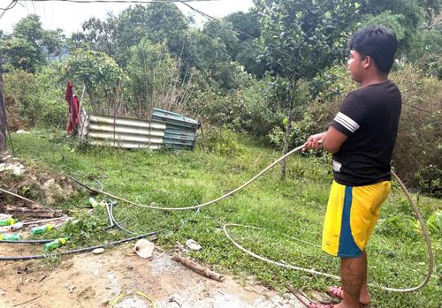 Không có nước sạch, anh Hồ Văn Trang (ở thôn Ta Ay Ta, xã A Lưới 1, TP Huế) phải kéo đường ống dẫn nước tự chảy từ khe suối đưa về nhà phục vụ sinh hoạt.