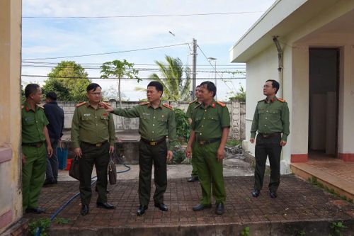 Thiếu tướng Nguyễn Hữu Mạnh kiểm tra công tác Công an tại xã Ia Ly, tỉnh Gia Lai.