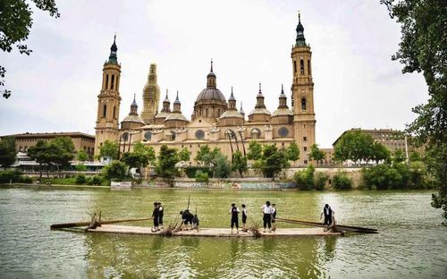 Zaragoza (Tây Ban Nha) sở hữu sự pha trộn phong phú giữa du lịch văn hóa với các điểm nhấn chính: 2 nhà thờ chính tòa và cung điện Aljaferia thế kỷ 11 - Di sản thế giới được UNESCO công nhận. Ảnh: Marcos Cebrian/Getty