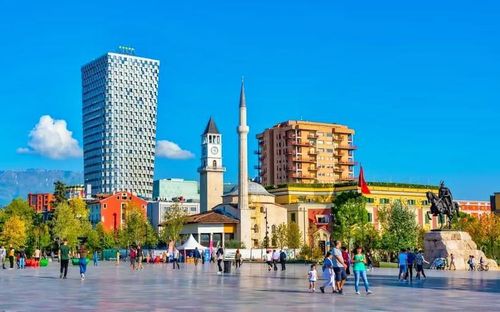 Albania nằm trong số những điểm đến du lịch phát triển nhanh nhất châu Âu năm 2026. Với giá cả phải chăng, trải nghiệm chân thực và sự kết hợp giữa bờ biển Địa Trung Hải cùng những thành phố sôi động như Tirana, Albania đang thu hút lượng khách du lịch kỷ lục. Ảnh: rtsh.al