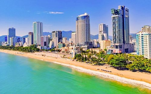 Khách du lịch có thể tìm được nơi lưu trú cao cấp tại khách sạn hạng sang, với mức giá phải chăng nhất ở nước ngoài - tại Nha Trang, Việt Nam. Ảnh: Shutterstock