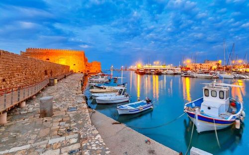 Crete là một trong những điểm đến nổi tiếng nhất ở Hy Lạp, mang đến trải nghiệm kỳ nghỉ ấn tượng. Đặc biệt Thủ phủ Heraklion nổi bật với vô số lựa chọn về điểm tham quan, giải trí và dịch vụ đáp ứng mọi phân khúc khách du lịch. Ảnh: carwiz.gr