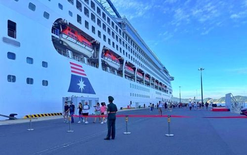 Sáng 9/6, du thuyền Star Voyager (được sản xuất tại Italy) đưa khoảng 1.300 khách du lịch quốc tế cập cảng quốc tế Cam Ranh (cách thành phố Nha Trang 60km về phía Nam); tham quan nhiều điểm đến nổi tiếng của Khánh Hòa, Việt Nam. Ảnh: Báo Lao Động