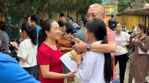 Gia đình động viên, tiếp thêm niềm tin và sự tự tin cho thí sinh trước giờ làm bài.