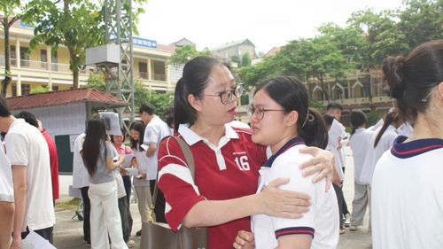 Giọt nước mắt xúc động của sĩ tử khi kỳ thi kết thúc.