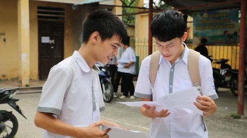 Sau khi kết thúc bài thi, các thí sinh trao đổi, đối chiếu kết quả với tâm trạng vừa hồi hộp vừa háo hức.