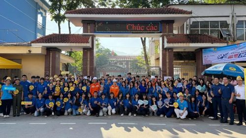 Sáng 11/2, buổi thi đầu tiên môn Ngữ văn, các lực lượng cùng đồng hành, tiếp sức cho các sĩ tử tại điểm thi.