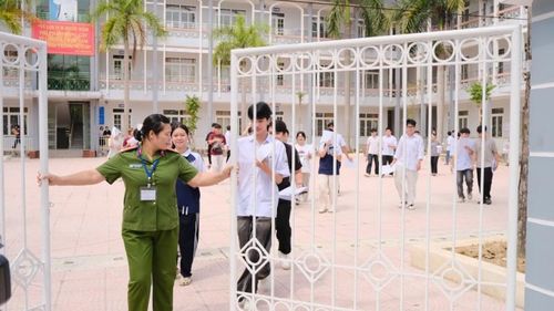 Kết thúc môn thi cuối cùng, các thí sinh bước ra khỏi trường thi, khép lại hành trình vượt vũ môn đầy nỗ lực.