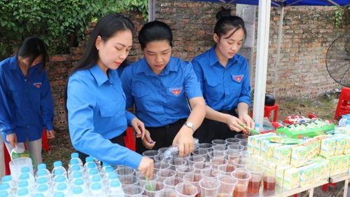 Đoàn viên, thanh niên chuẩn bị nước uống, nhu yếu phẩm phục vụ chương trình “Tiếp sức mùa thi”, hỗ trợ thí sinh trong suốt thời gian diễn ra kỳ thi.