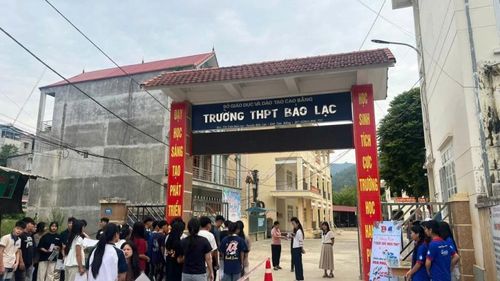 Kỳ thi tốt nghiệp THPT năm 2026 trên địa bàn tỉnh diễn ra an toàn, nghiêm túc, đúng quy chế. Từ các điểm thi trung tâm đến những địa bàn vùng sâu, vùng xa, công tác tổ chức được triển khai đồng bộ, tạo điều kiện thuận lợi cho thí sinh hoàn thành kỳ thi.