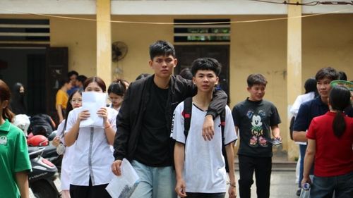 Những cái khoác vai động viên khi các sĩ tử cùng hoàn thành kỳ thi, đánh dấu một cột mốc đáng nhớ của tuổi học trò.
