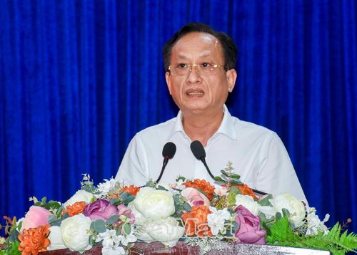 Chủ tịch HĐND tỉnh Phạm Văn Thiều đề nghị địa phương, ngành chức năng xem xét thực hiện các ý kiến của cử tri kịp thời, không đùn đẩy trách nhiệm.