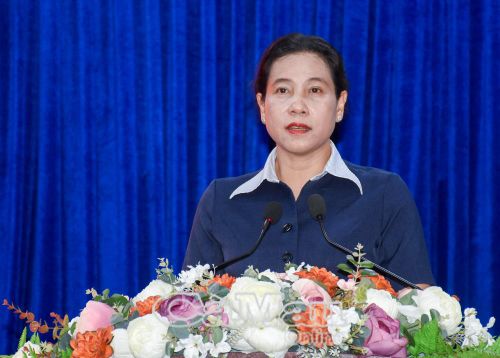 Bí thư Đảng ủy phường Bạc Liêu Tô Việt Thu thông tin nội dung chương trình kỳ họp thường lệ giữa năm 2026 tại buổi tiếp xúc cử tri.