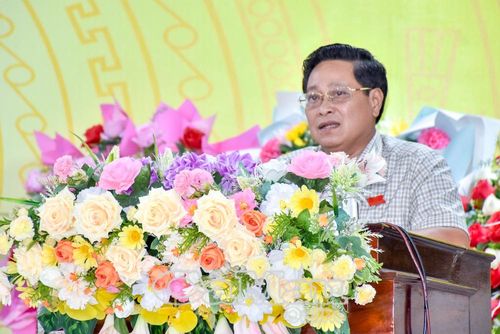 Phó Chủ tịch HĐND tỉnh Bùi Tấn Bảy phát biểu tại buổi tiếp xúc cử tri xã Ninh Thạnh Lợi.