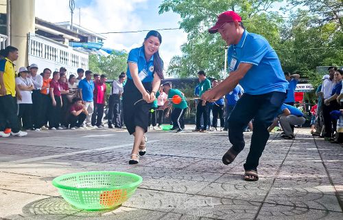 Các vận động viên tranh tài trong không khí vui tươi, đoàn kết tại Ngày hội Gia đình tỉnh Cà Mau.