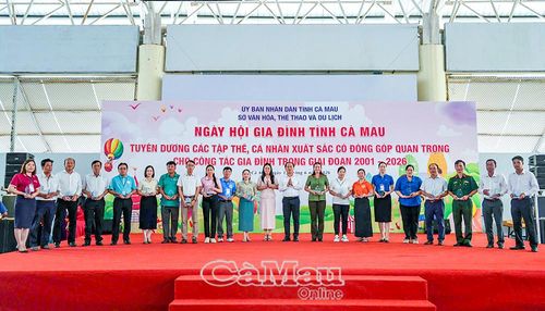 Ông Nguyễn Chí Công (thứ 10, từ phải sang), Phó Giám đốc Sở Văn hóa, Thể thao và Du lịch và chị Nguyễn Trang Anh Thư (thứ 11, từ phải sang), Phó Bí thư Tỉnh đoàn, trao Kỷ niệm chương đến các đội tham gia Ngày hội Gia đình tỉnh Cà Mau năm 2026.