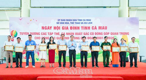 Phó Chủ tịch UBND tỉnh Ngô Vũ Thăng trao Bằng khen của Chủ tịch UBND tỉnh đến các cá nhân có thành tích xuất sắc, đóng góp quan trọng cho công tác gia đình giai đoạn 2001-2026.