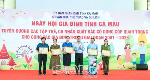 Dịp này, Chủ tịch UBND tỉnh tặng Bằng khen cho 5 tập thể và 66 cá nhân có thành tích xuất sắc, đóng góp quan trọng cho công tác gia đình giai đoạn 2001-2026. (Trong ảnh: Phó Chủ tịch UBND tỉnh Ngô Vũ Thăng trao Bằng khen của Chủ tịch UBND tỉnh đến các tập thể có thành tích xuất sắc, đóng góp quan trọng cho công tác gia đình giai đoạn 2001-2026).