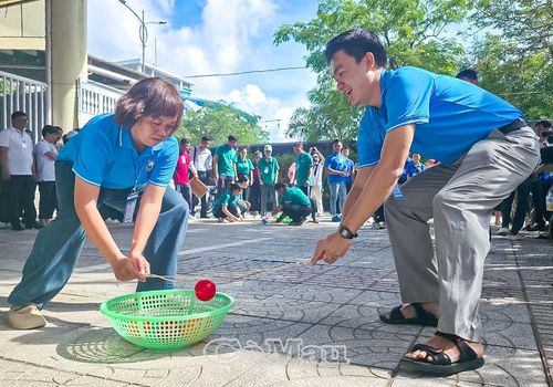 Phần thi trò chơi dân gian thu hút sự cổ vũ sôi nổi của các đội và khán giả.