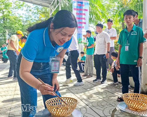 Các đội thi hào hứng tham gia trò chơi dân gian tại Ngày hội Gia đình tỉnh Cà Mau năm 2026.