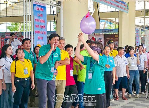 Hoạt động trò chơi dân gian góp phần tăng cường giao lưu, gắn kết giữa các đơn vị tham gia ngày hội.