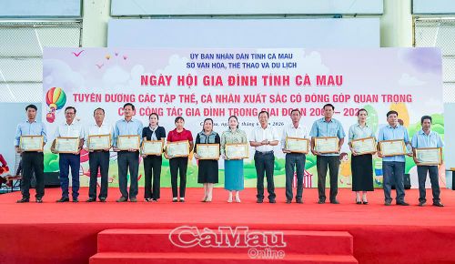 Ông Nguyễn Quốc Thanh (thứ 6, từ phải sang), Giám đốc Sở Văn hóa, Thể thao và Du lịch, trao Bằng khen của Chủ tịch UBND tỉnh đến các cá nhân tiêu biểu trong công tác gia đình giai đoạn 2001-2026.