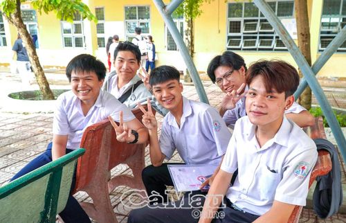 Thí sinh cùng bạn bè lưu lại những khoảnh khắc đáng nhớ sau kỳ thi.