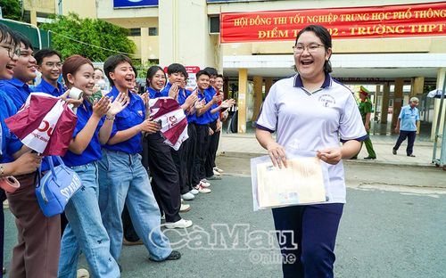 Thí sinh đầu tiên bước ra khỏi Điểm thi 02-THPT Hồ Thị Kỷ với nụ cười rạng rỡ sau khi hoàn thành môn thi cuối cùng của Kỳ thi tốt nghiệp THPT năm 2026.