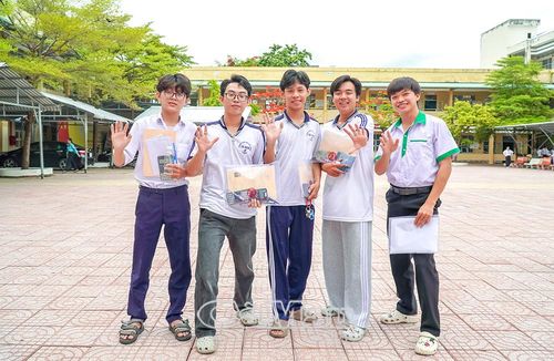 Những nụ cười tươi tắn ghi dấu một mùa thi đầy nỗ lực và quyết tâm.