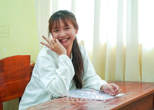 Nụ cười tự tin của thí sinh trong ngày làm thủ tục dự thi Kỳ thi tốt nghiệp THPT năm 2026.