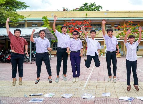 Khoảnh khắc hạnh phúc khi các thí sinh hoàn thành chặng đường quan trọng của tuổi học trò.