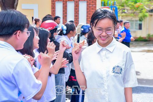 Nụ cười nhẹ nhõm sau khi hoàn thành bài thi với tâm trạng thoải mái. Ảnh: TRỊNH HẢI
