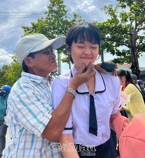 Người cha thể hiện tình cảm, mừng con gái vừa vượt vũ môn. Ảnh: HỮU THỌ