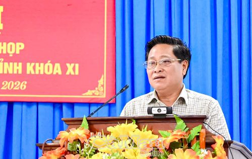 Phó Chủ tịch HĐND tỉnh Bùi Tấn Bảy trả lời kiến nghị của cử tri.