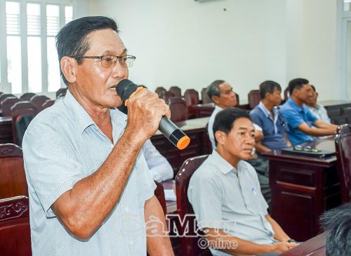 Cử tri xã Hòa Bình phát biều ý kiến tại buổi tiếp xúc.