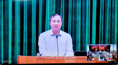 Phó Trưởng ban Thường trực Ban Tổ chức Trung ương Hoàng Trung Dũng phát biểu tại hội thảo.