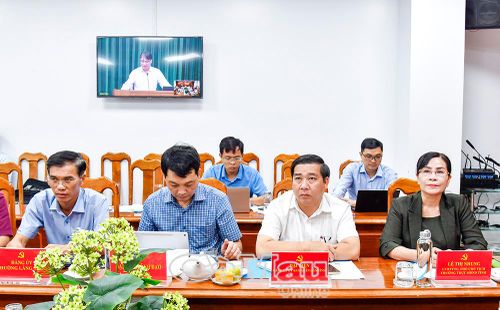 Đồng chí Lê Thị Nhung, Ủy viên Ban Thường vụ Tỉnh ủy, Phó Chủ tịch Thường trực HĐND tỉnh, cùng lãnh đạo các sở, ngành tham gia hội thảo.