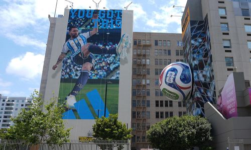 Áp phích quảng cáo World Cup 2026 trên một tòa nhà ở Mỹ. (Ảnh: Reuters)