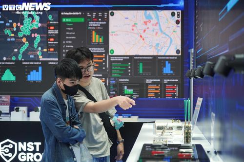 Những mô hình mô phỏng thủ đoạn lừa đảo bằng công nghệ Deepfake, các hình thức chiếm đoạt tài sản trực tuyến hay giải pháp bảo vệ dữ liệu cá nhân thu hút sự quan tâm đặc biệt của đông đảo khách tham quan, nhất là giới trẻ.