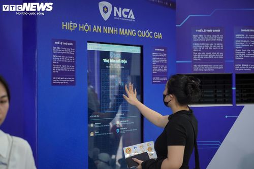 Sinh viên Nguyễn Minh Anh (22 tuổi, TP.HCM) cho biết đây là lần đầu tiên được trải nghiệm một không gian triển lãm kết hợp giữa lịch sử, công nghệ và các hoạt động thực hành thực tế. Theo Minh Anh, việc trực tiếp tham gia các tình huống mô phỏng giúp người trẻ dễ dàng nhận diện mức độ tinh vi, nguy hiểm của các hình thức lừa đảo công nghệ cao đang ngày càng phổ biến trên không gian mạng.