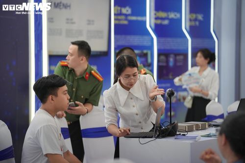 Khác với hình thức trưng bày truyền thống, triển lãm năm nay tập trung vào trải nghiệm thực tế, giúp người dân tiếp cận gần hơn với công việc của lực lượng Công an nhân dân. 